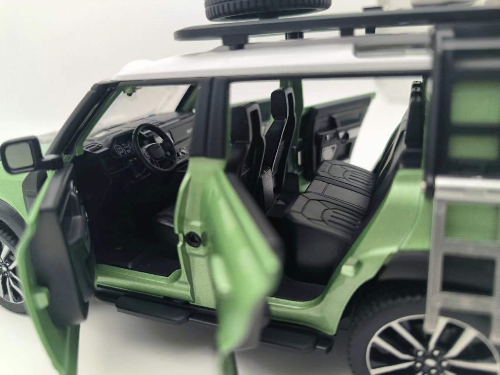 Qiyi 1:24 Scale Licensed Land Rover Defender Die-Cast Alloy Model Toy with Roof Accessories - Removable Fuel Cap, Foldable Mirrors, Opening Doors, Sound & Light, Pull-Back Function, Shock Absorption & Horn - Official Off-Road Vehicle Collection
