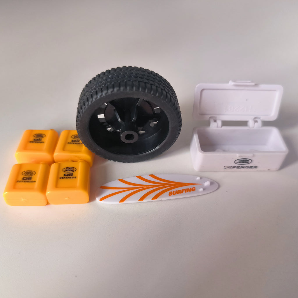 Qiyi 1:24 Scale Licensed Land Rover Defender Die-Cast Alloy Model Toy with Roof Accessories - Removable Fuel Cap, Foldable Mirrors, Opening Doors, Sound & Light, Pull-Back Function, Shock Absorption & Horn - Official Off-Road Vehicle Collection