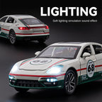 Modelo de juguete Chezhi a escala 1:32 de aleación fundida a presión, compatible con Porsche Panamera Track Edition. Puertas que se abren, sonido e iluminación, función de retroceso y alerón trasero ajustable. Colección de sedán deportivo.